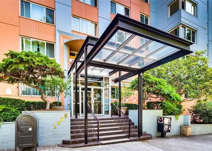 Vibrant Downtown, King Bed, Work Desk & Kitchen