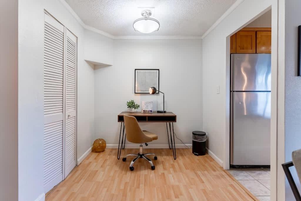 Vibrant Downtown, King Bed, Work Desk & Kitchen Hébergement de vacances *