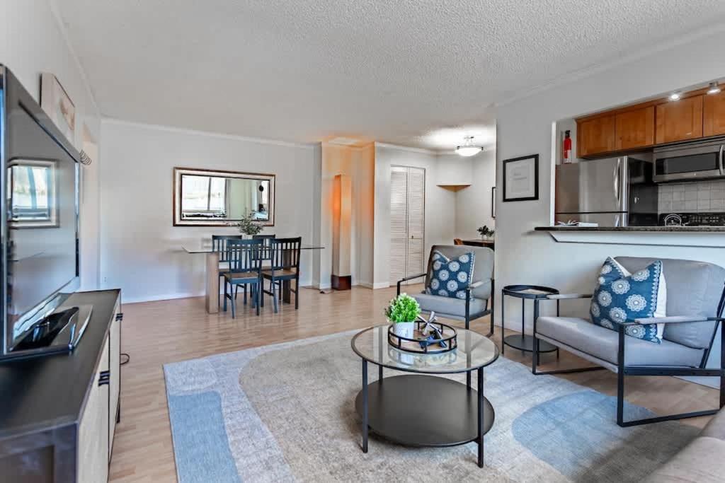 Hébergement de vacances Vibrant Downtown, King Bed, Work Desk & Kitchen *