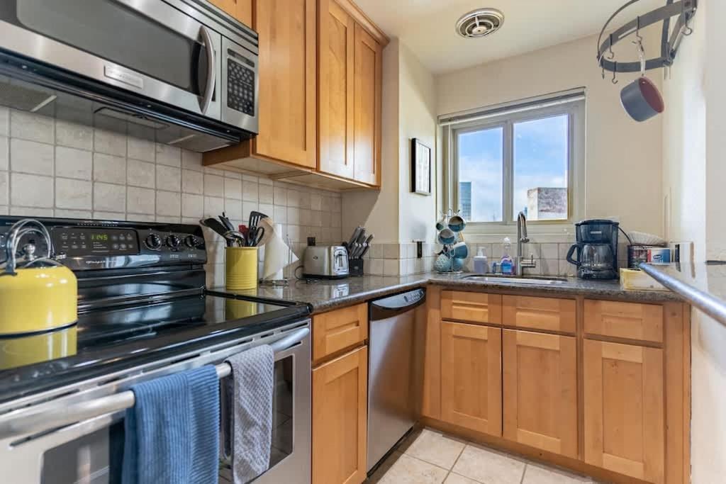 Vibrant Downtown, King Bed, Work Desk & Kitchen Hébergement de vacances *