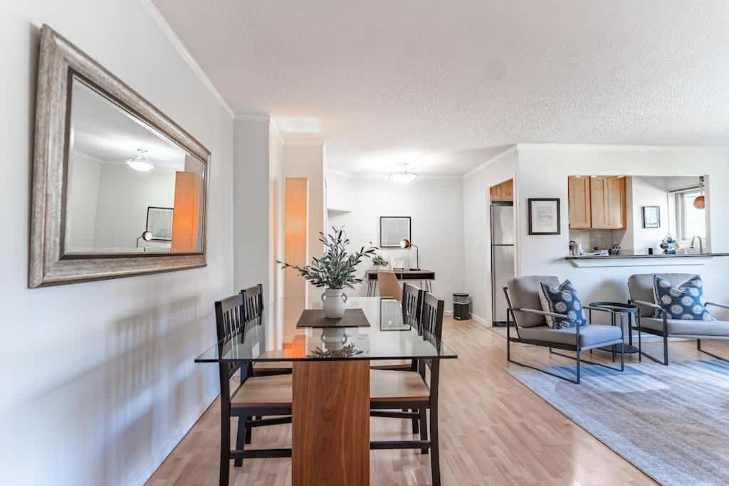Hébergement de vacances Vibrant Downtown, King Bed, Work Desk & Kitchen *