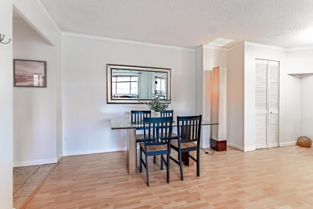 Vibrant Downtown, King Bed, Work Desk & Kitchen Hébergement de vacances Seattle