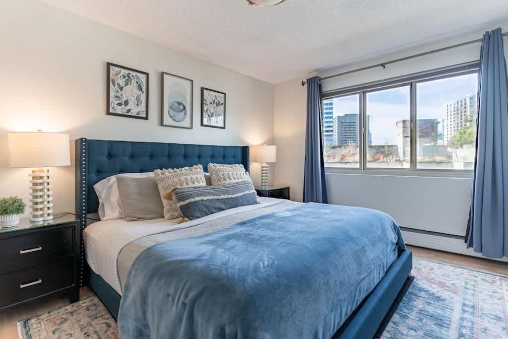 Vibrant Downtown, King Bed, Work Desk & Kitchen Hébergement de vacances
