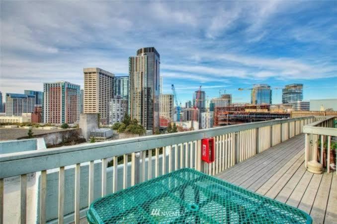 Casa vacanze Vibrant Downtown, King Bed, Work Desk & Kitchen *