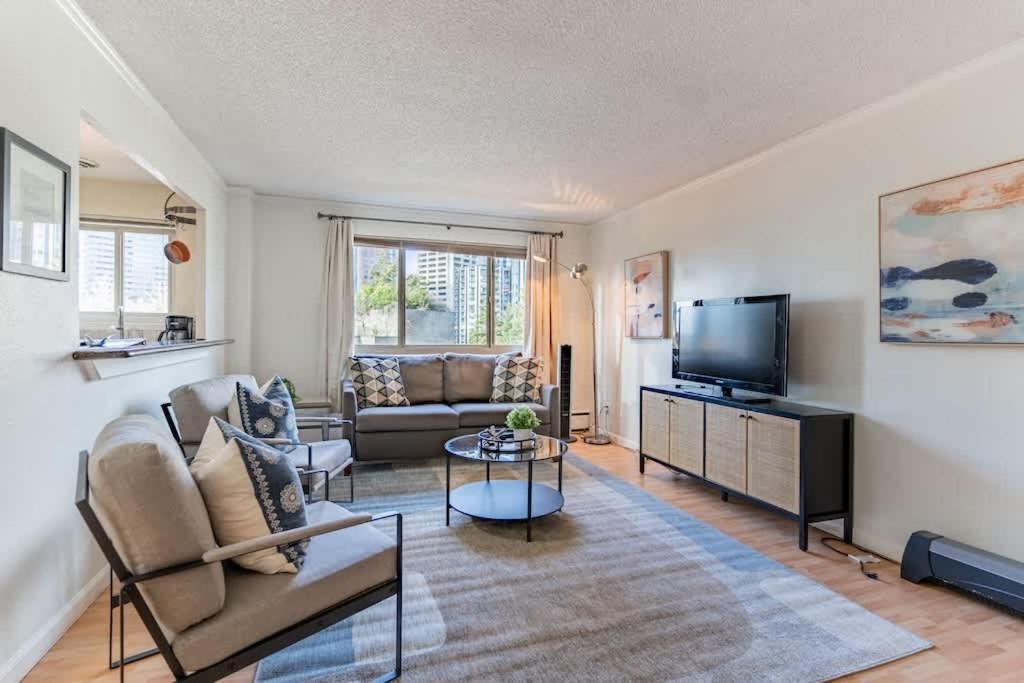 Vibrant Downtown, King Bed, Work Desk & Kitchen Casa vacanze